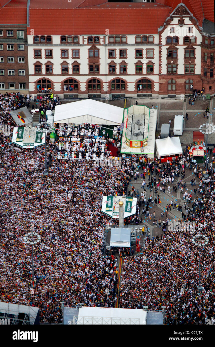 Fotografia aerea, proiezione pubblica, Coppa del Mondo di Calcio 2010, la partita Germania vs Australia 4-0, Friedensplatz square, Dortmund Foto Stock