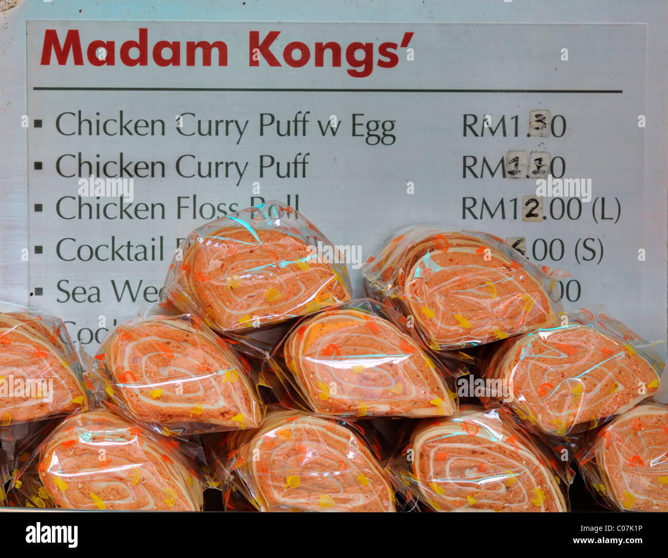 Signora kong di curry puff cibo sul mercato di vendita di jalan petaling street kuala Lumpur chinatown malaysia malese cibo cinese Foto Stock