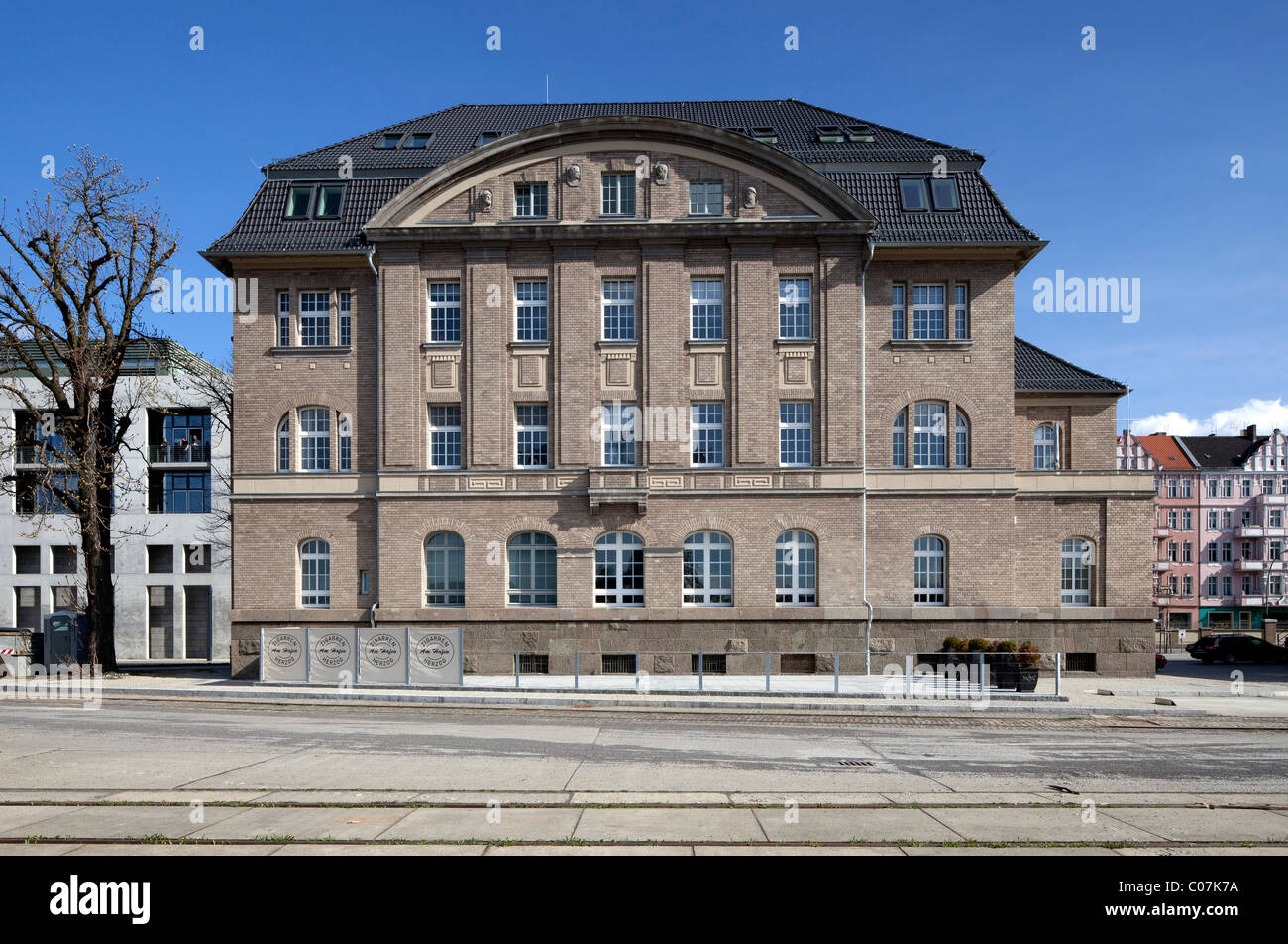 Mediaspree, ex edificio amministrativo nel porto orientale Friedrichshain di Berlino, Germania, Europa Foto Stock