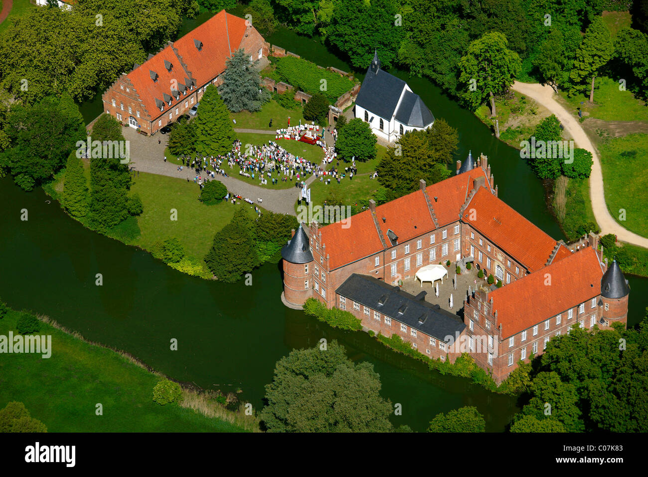 Fotografia aerea, all'aperto Servizio in chiesa in occasione della festa del Corpus Domini, Herten palace gardens Foto Stock