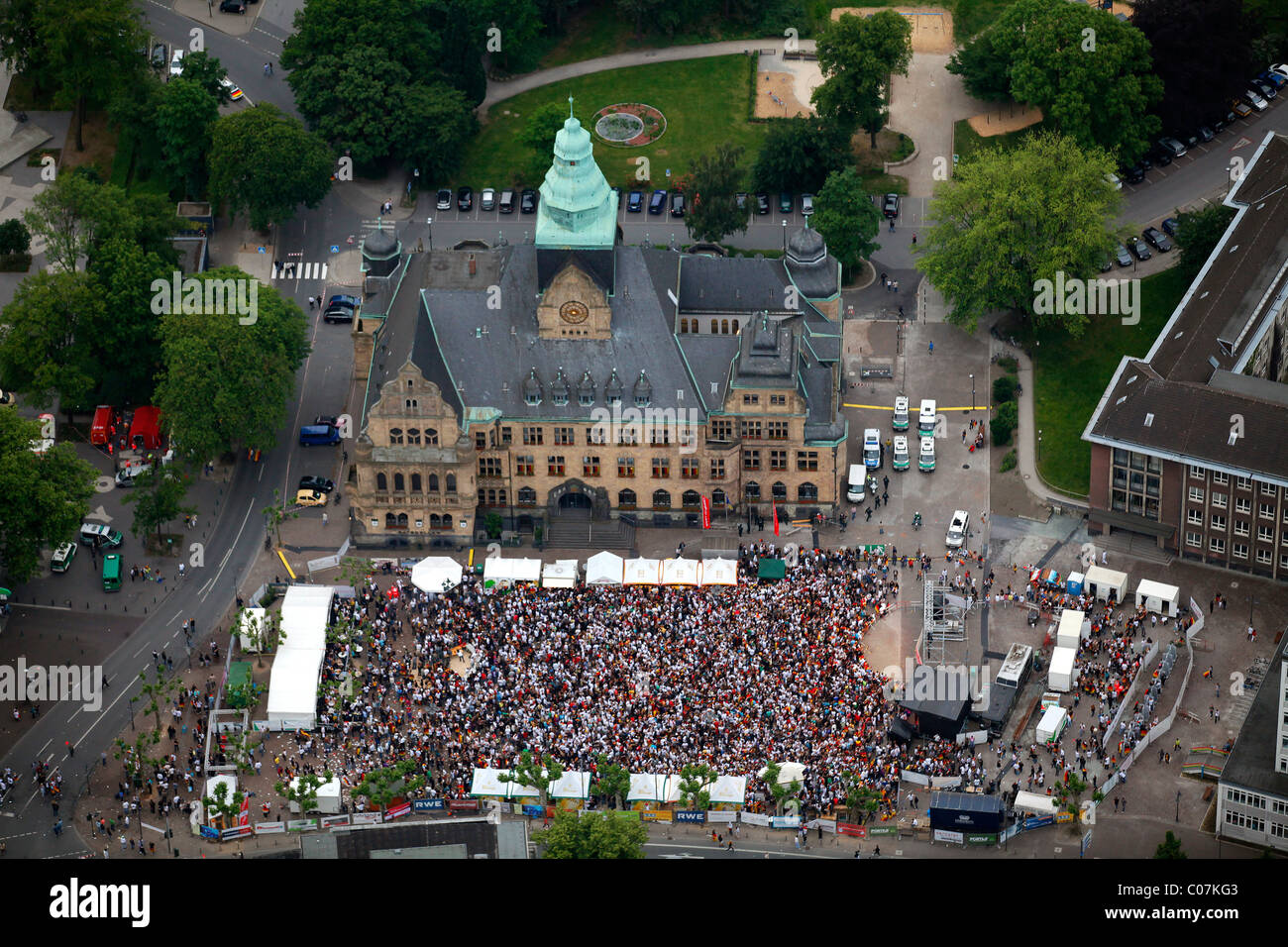 Vista aerea, proiezione pubblica, Coppa del Mondo di Calcio 2010, la partita Germania vs Australia 4-0, Rathausvorplatz square Foto Stock