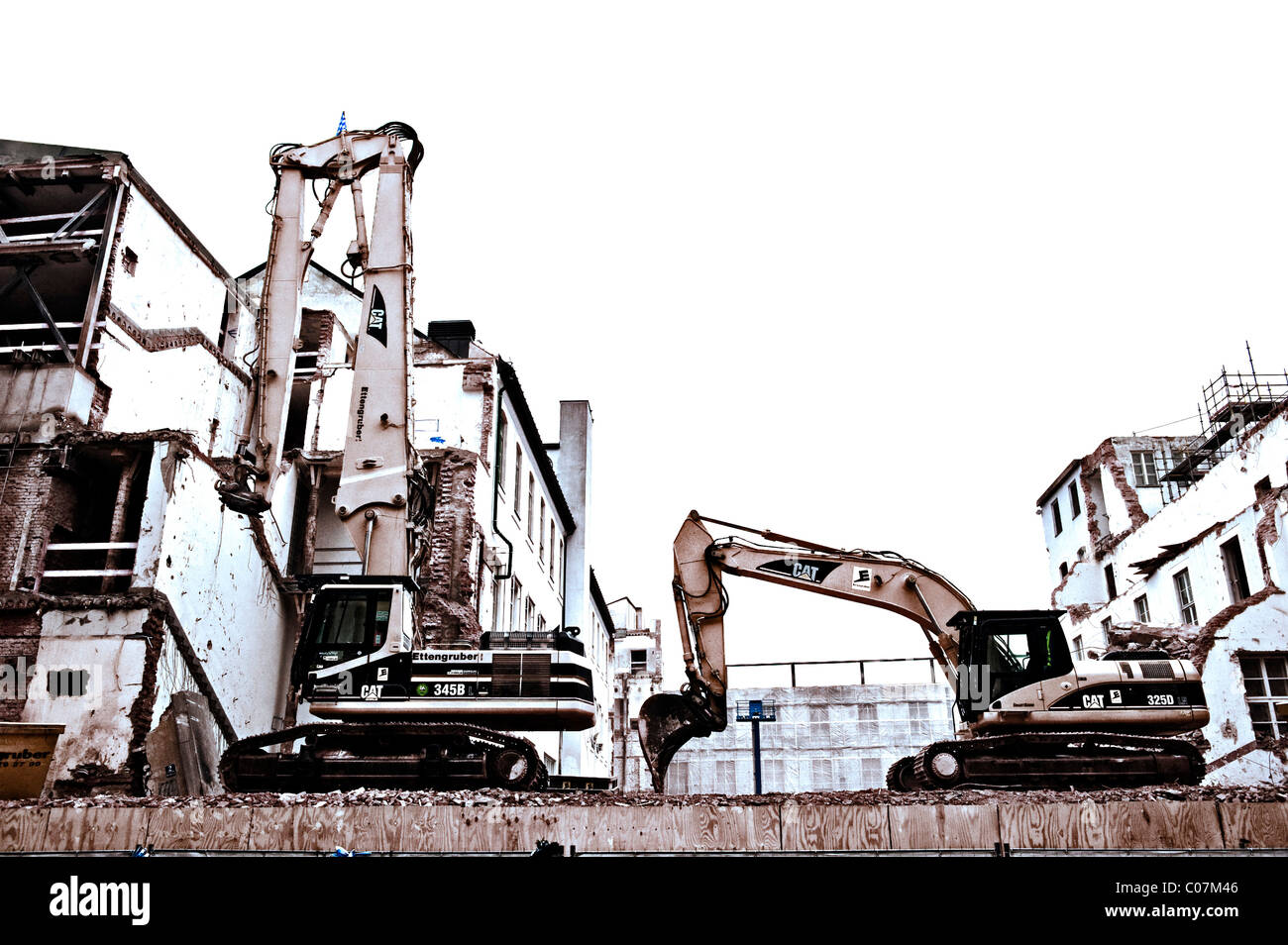 Escavatore abbattendo un edificio, Residenzpost Monaco di Baviera, Germania, Europa Foto Stock