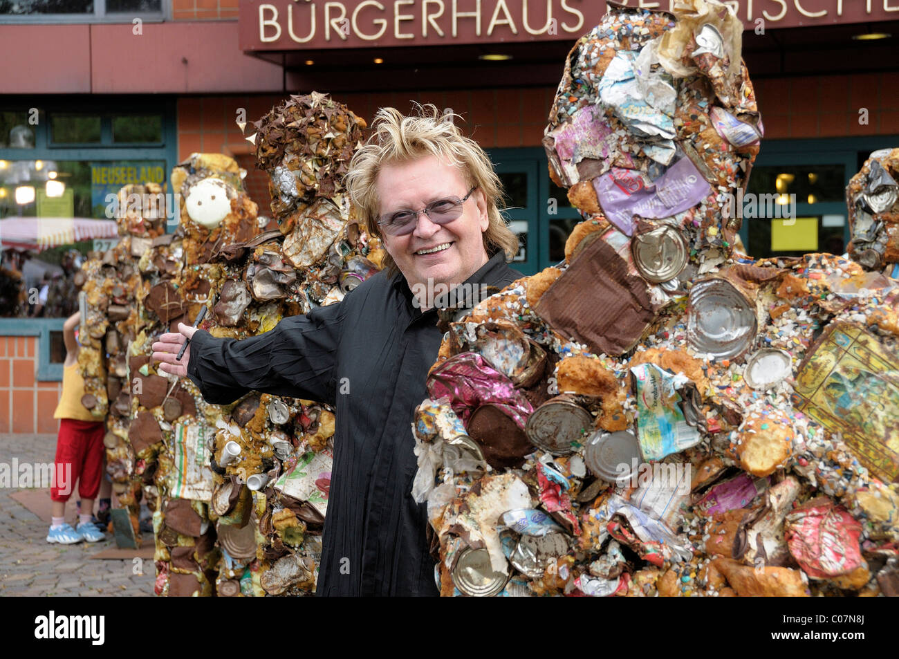 Artista concettuale HA Schult e il suo popolo nel cestino, Bergisch Gladbach, Renania settentrionale-Vestfalia, Germania, Europa Foto Stock