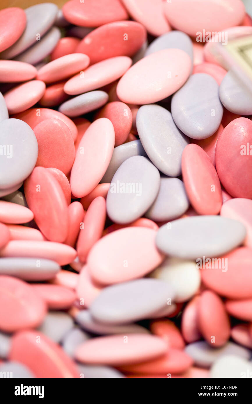 Confetti visualizzati in una finestra del negozio Foto Stock