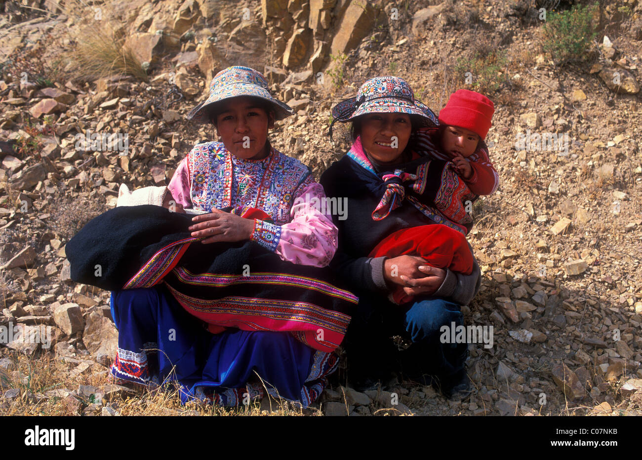Le donne del quechua i popoli indigeni e i loro bambini in abito tradizionale, Colca Canon, Perù, Sud America Foto Stock