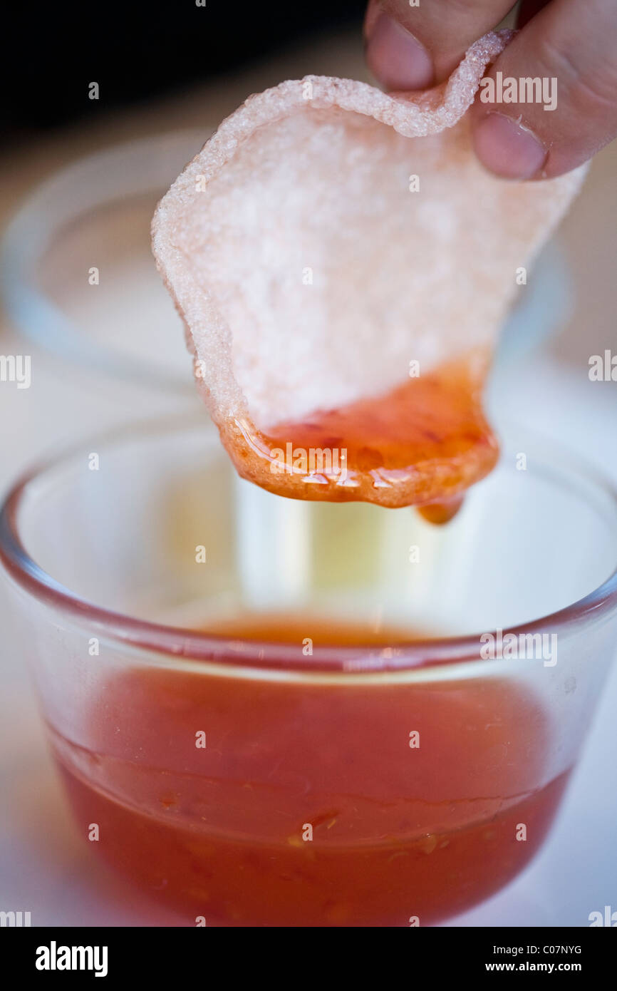 Salsa al peperoncino dolce dip con un cracker ai gamberi Foto Stock