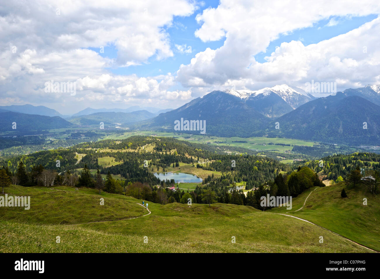Vista dalla montagna di Kranzberg sul lago Wildensee, Estergebirge mountain range con Heimgarten e montagne Herzogstand sul retro Foto Stock