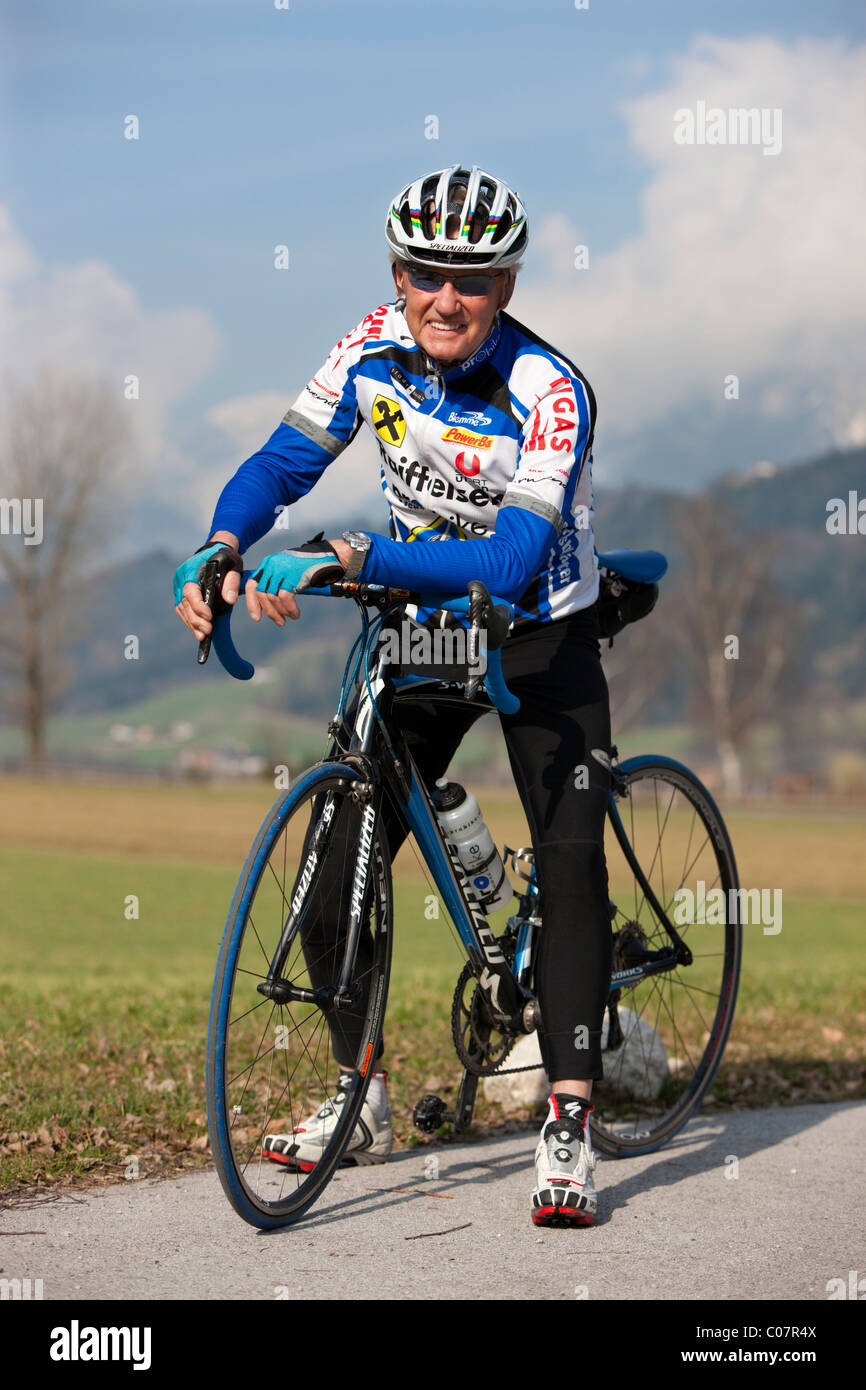 Agile senior ciclismo, Weer, Tirolo del nord, Austria, Europa Foto Stock