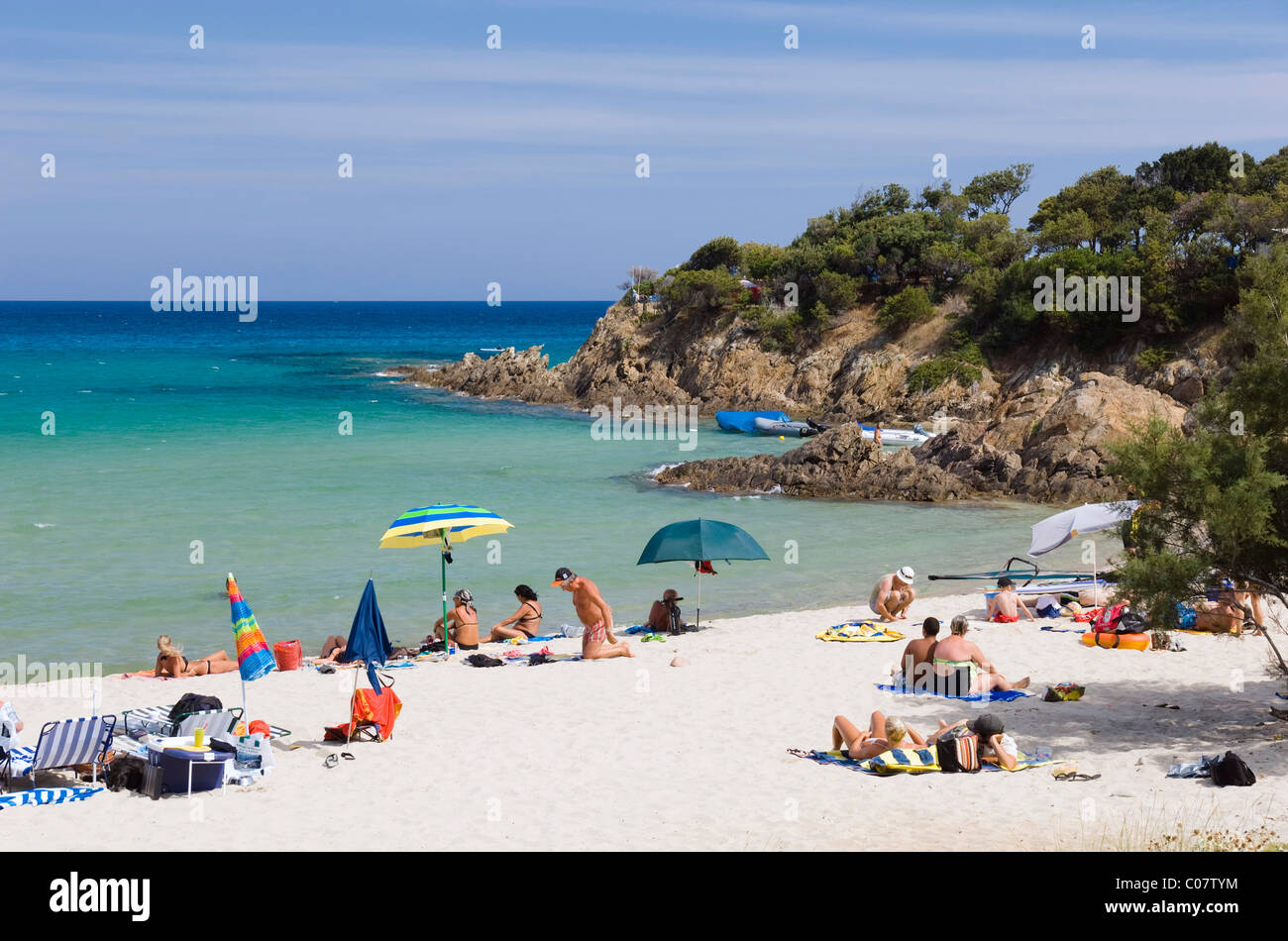 I turisti sulla spiaggia, Fautea, East Coast, Corsica, Francia, Europa Foto Stock