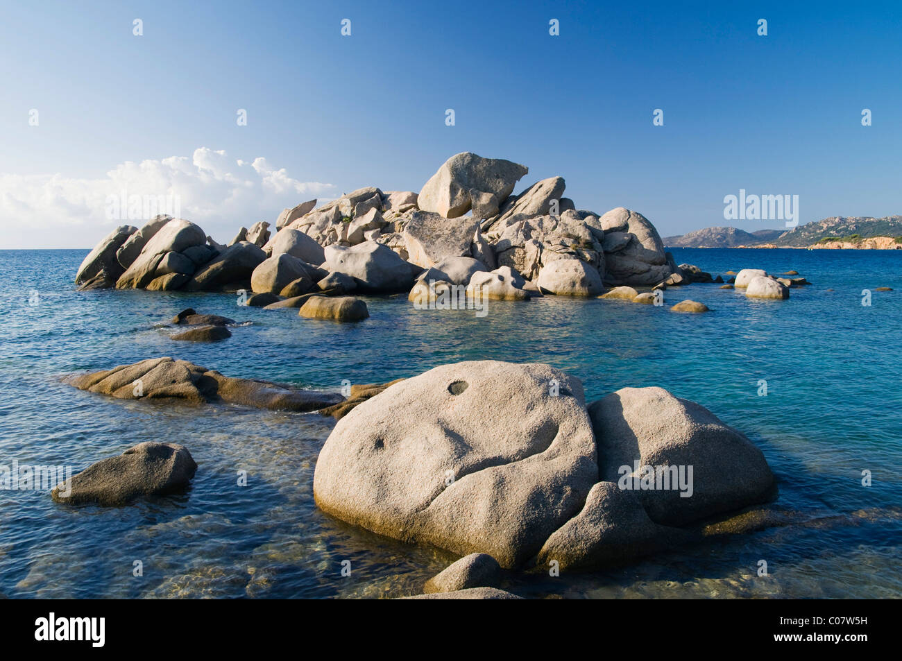 Formazione di roccia al largo della costa di Palombaggia, East Coast, Corsica, Francia, Europa Foto Stock