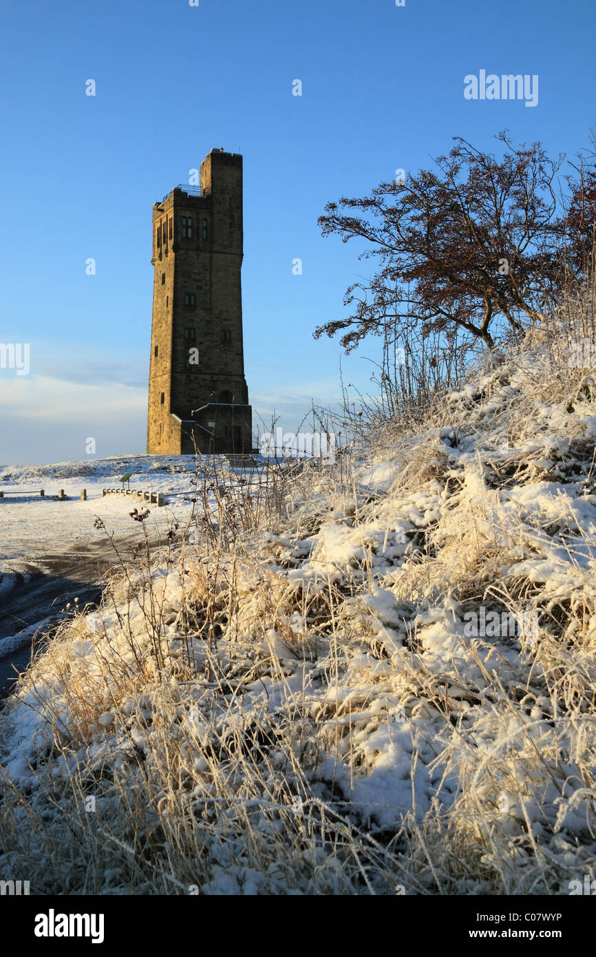 Una coperta di neve in inverno vista del Giubileo torre sulla collina del castello, il ben noto punto di riferimento a Huddersfield, West Yorkshire Foto Stock