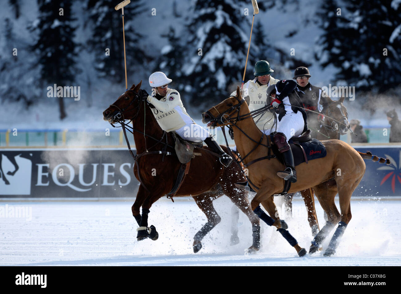Giocatori di Polo inseguono la palla, Team Maserati contro il Team di Brioni, 26. Moritz Polo World Cup sulla neve, San Moritz Foto Stock