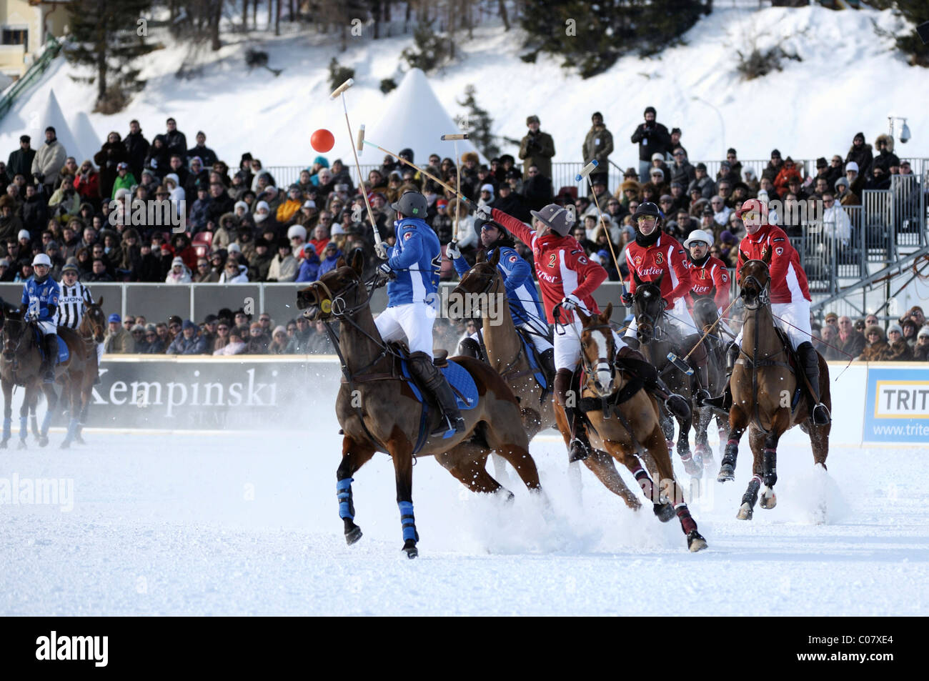 Giocatori di polo in lotta per la sfera, Team Julius Baer contro il Team di Cartier, 26. Moritz Polo World Cup sulla neve, San Moritz Foto Stock
