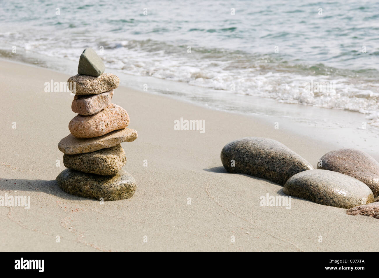 La piramide di pietra sulla spiaggia, golfo di Pinarellu, East Coast, Corsica, Francia, Europa Foto Stock