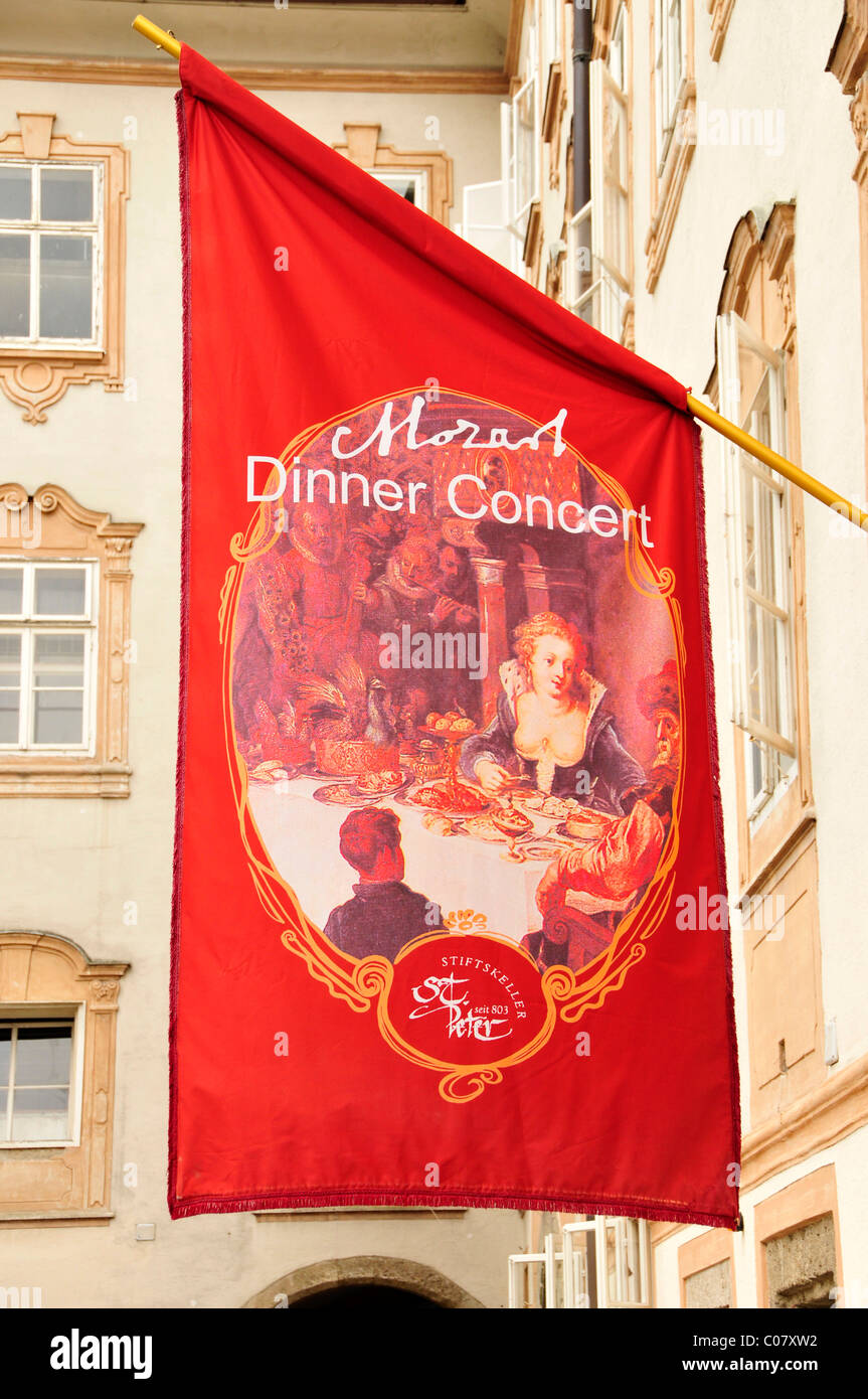 Banner, Mozart cena concerto, di fronte ad un ristorante nel centro storico della città di Salisburgo, Salisburgo, Austria, Europa Foto Stock