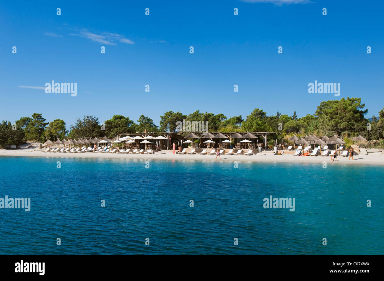 Sedie a sdraio sulla spiaggia, San Ciprianu, Golfe de Porto Vecchio, East Coast, Corsica, Francia, Europa Foto Stock