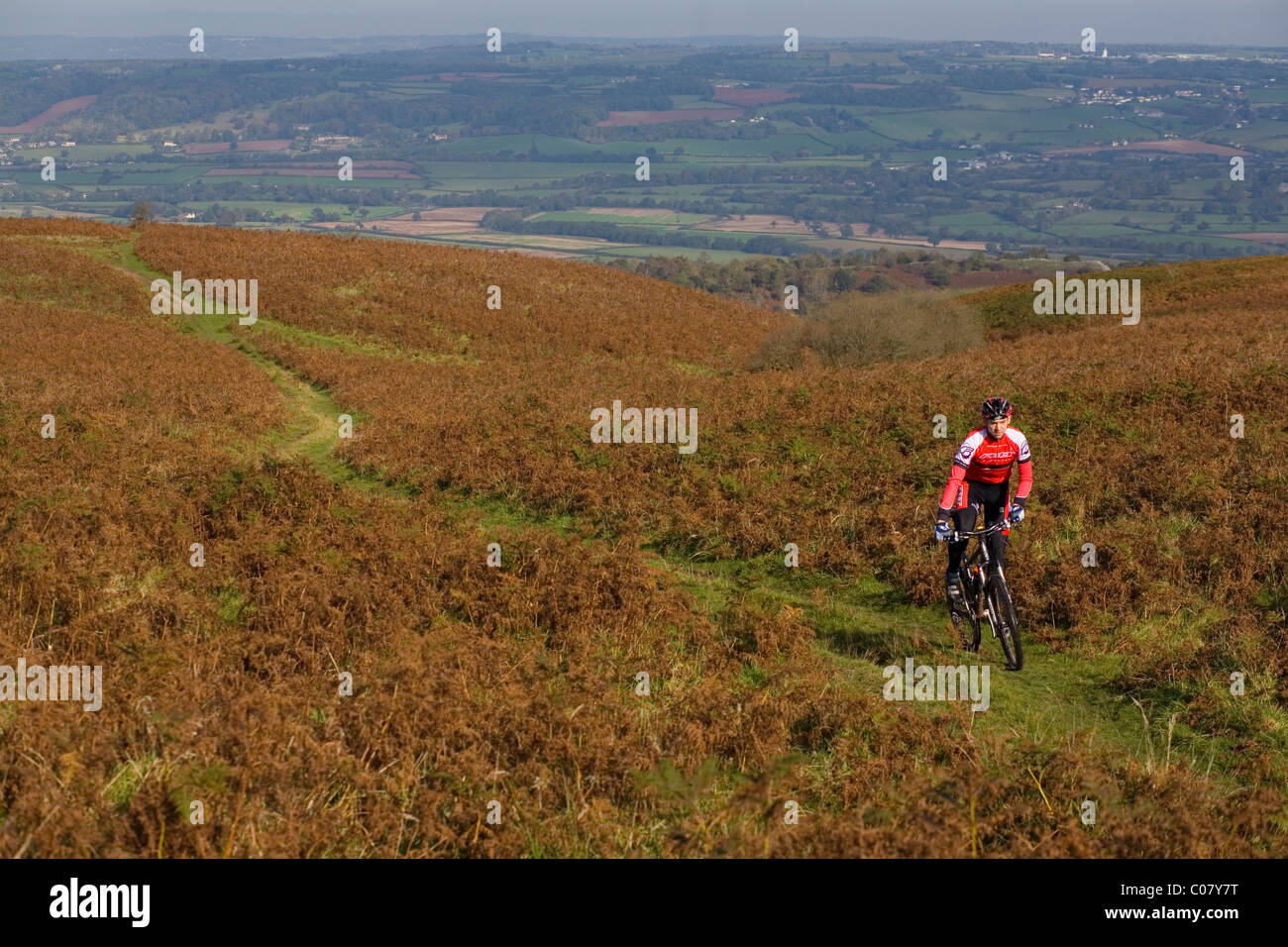 L'uomo corse in mountain bike fuori strada nel Regno Unito Foto Stock
