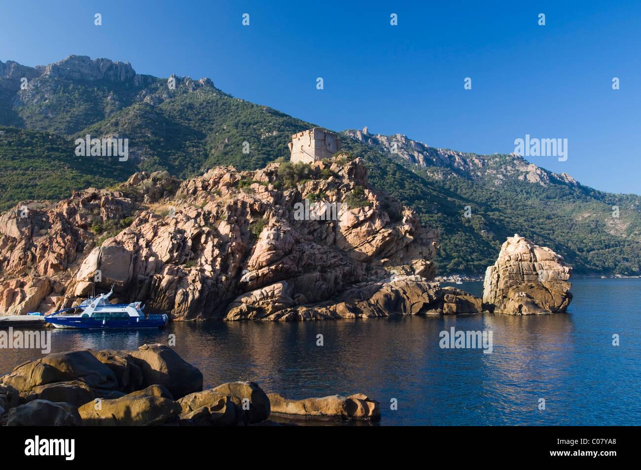 Torre genovese, costa rocciosa di Porto, il Golfo di Porto, Corsica, Francia, Europa Foto Stock