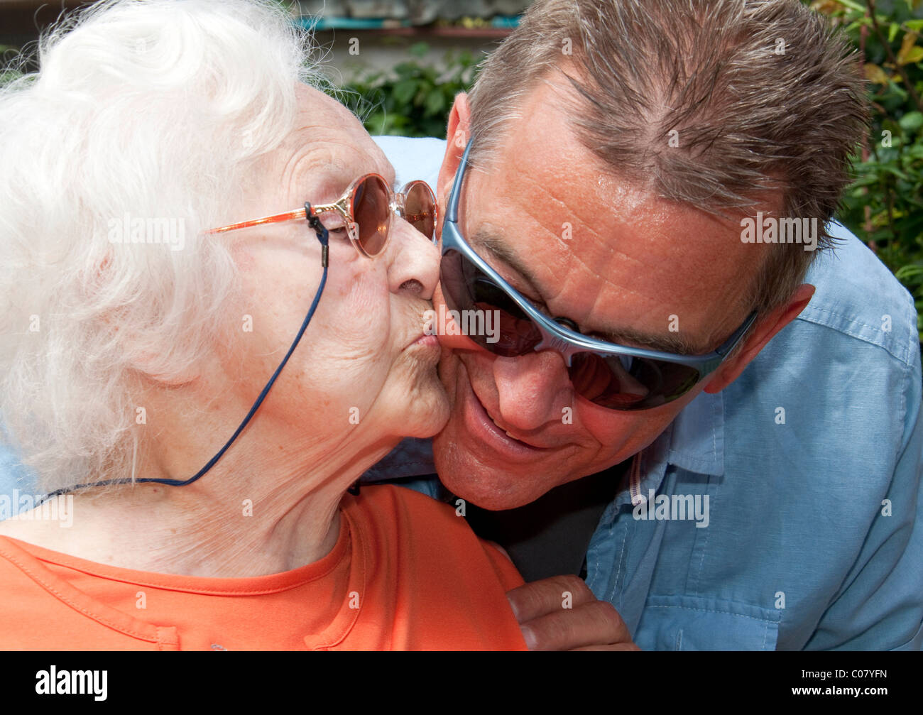 97 anno di età residenti in RSA bacia son-in-law Foto Stock