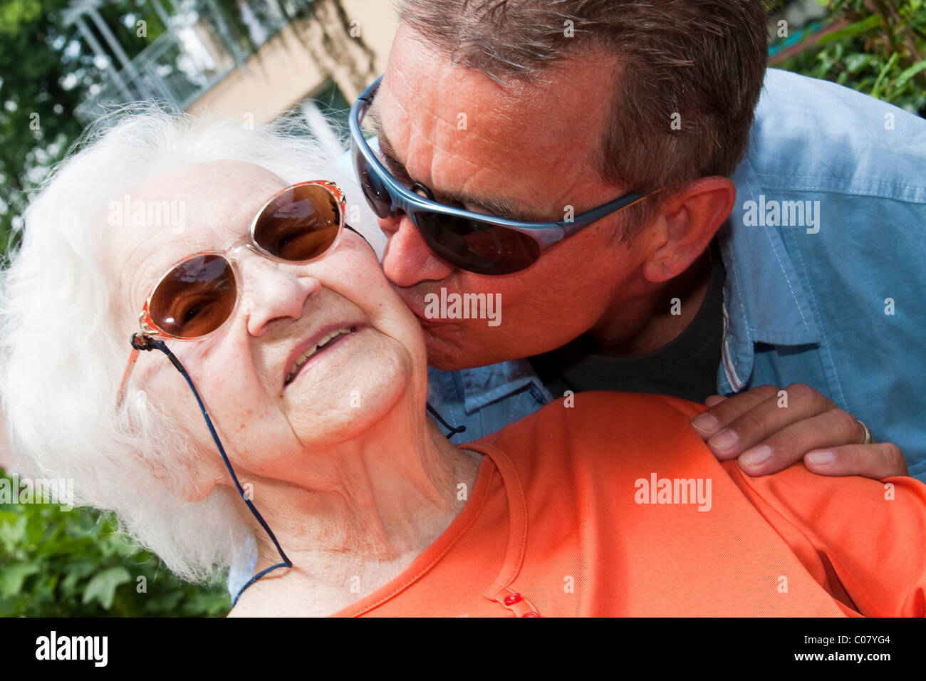 97 anno di età residenti in RSA ricevere affetto Foto Stock