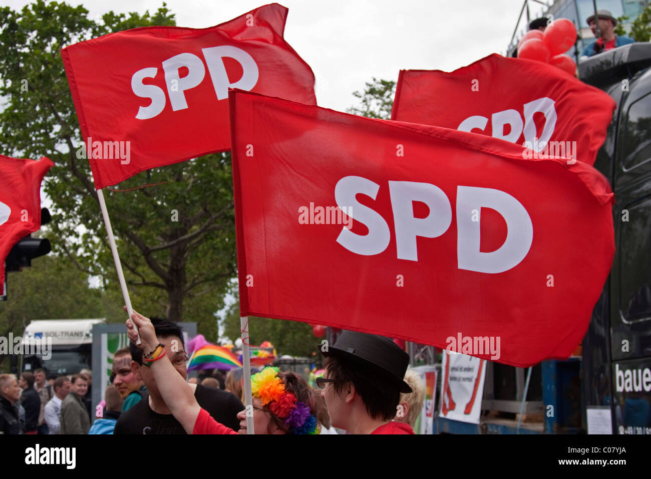 Le bandiere del DOCUP, Partito Social Democratico della Germania, della CSD Christopher Street Day a Berlino il 19 giugno 2010 Foto Stock