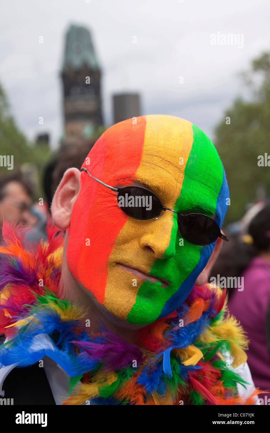 Il volto dell'uomo verniciato nei colori dell'arcobaleno, della CSD Christopher Street Day a Berlino il 19 giugno 2010, Germania, Europa Foto Stock