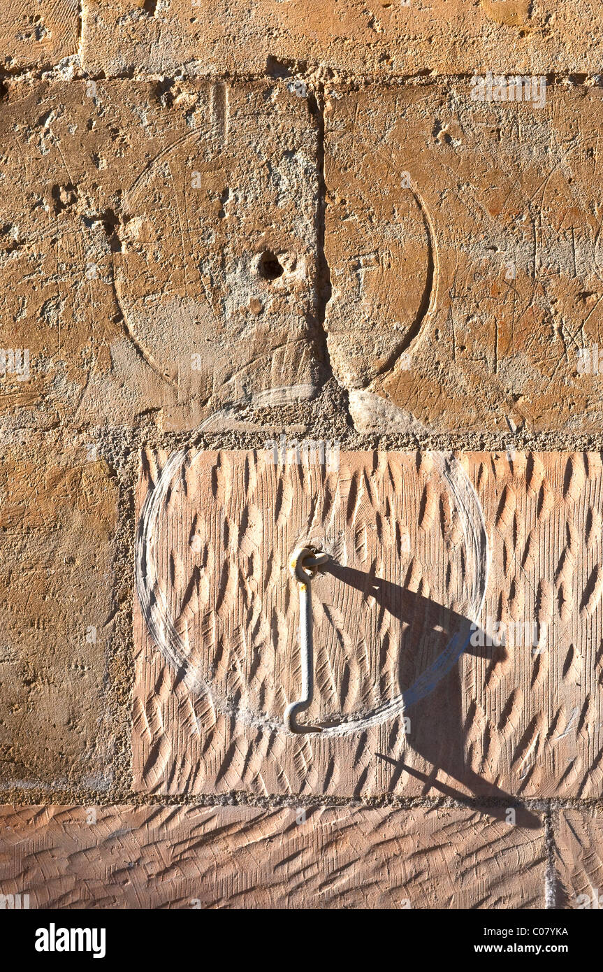 Otturatore della finestra ganci e circoli incisa nella pietra morbida - Indre-et-Loire, Francia. Foto Stock