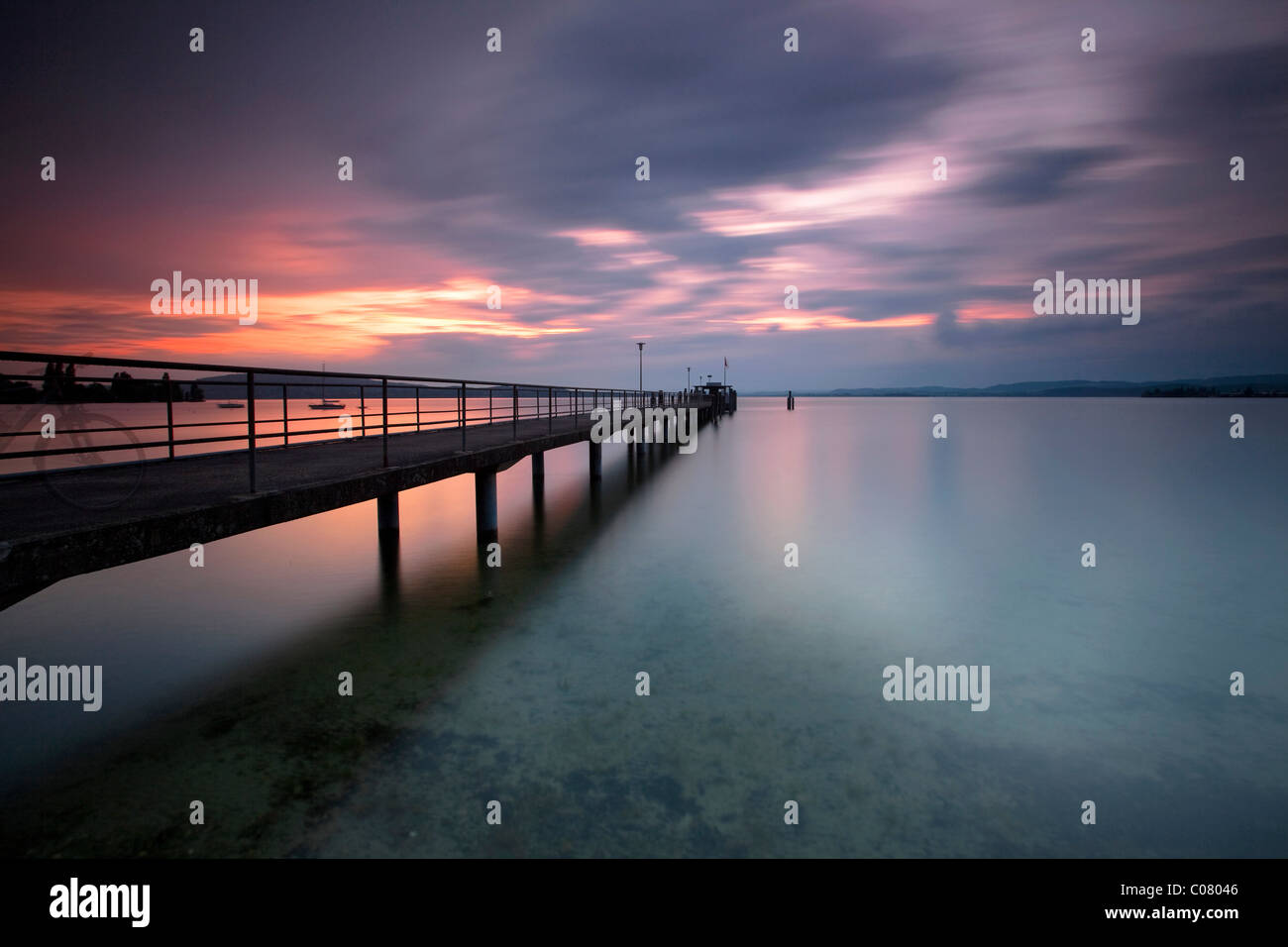 Dal Molo presso il lago di Costanza nella luce della sera, Mannenbach, Svizzera, Europa Foto Stock