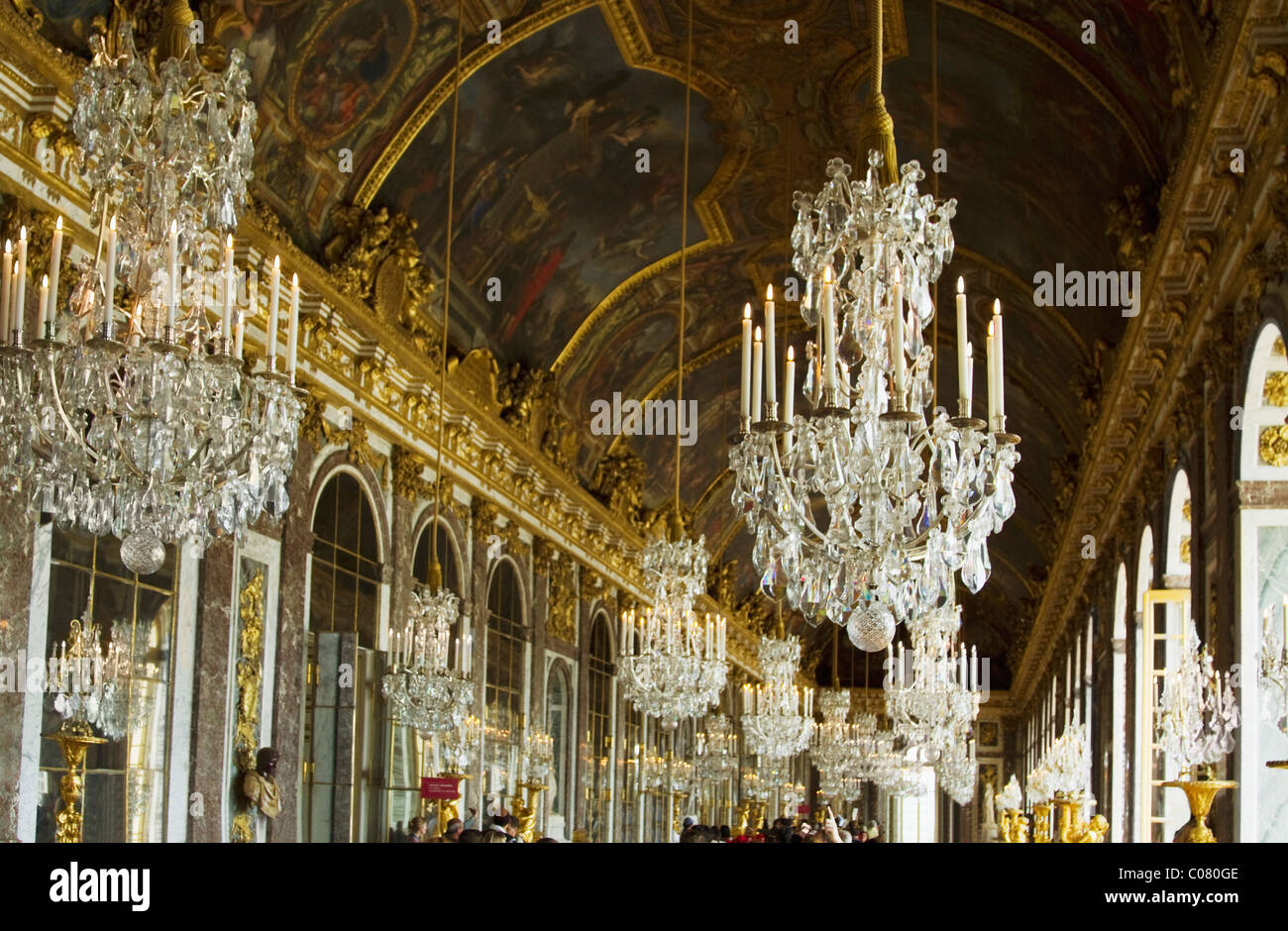 Lampadari appesi nel corridoio di un palazzo, la Sala degli Specchi, Chateau de Versailles, Versailles, Parigi, Francia Foto Stock