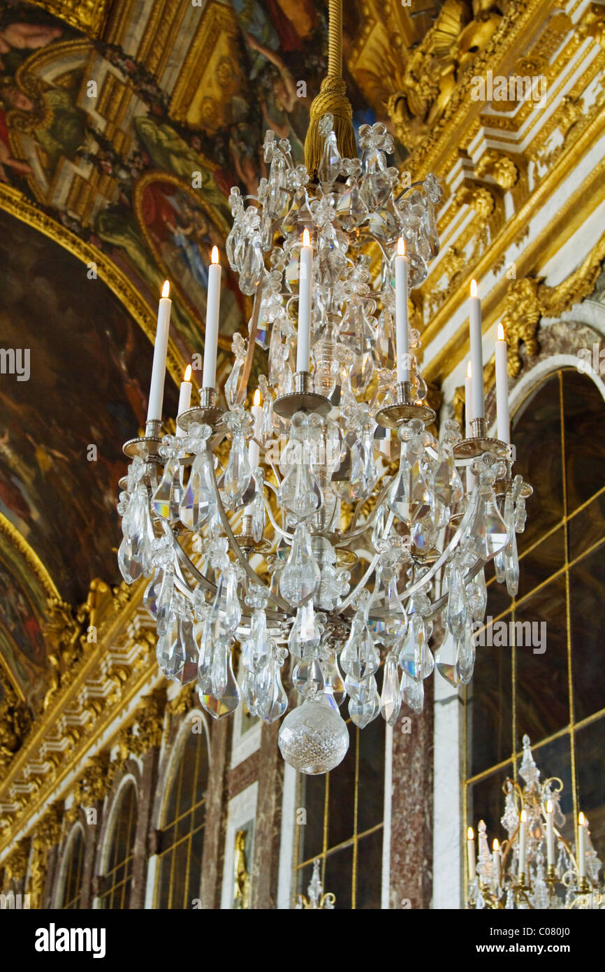 Lampadario appeso nel corridoio di un palazzo, la Sala degli Specchi, Chateau de Versailles, Versailles, Parigi, Francia Foto Stock