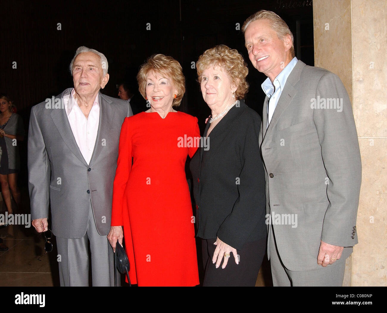 Kirk Douglas, Anne Douglas aka Anne Buydens, Peggy Albrecht, Michael Douglas casa accogliente xviii Annual Awards Luncheon ospita Foto Stock