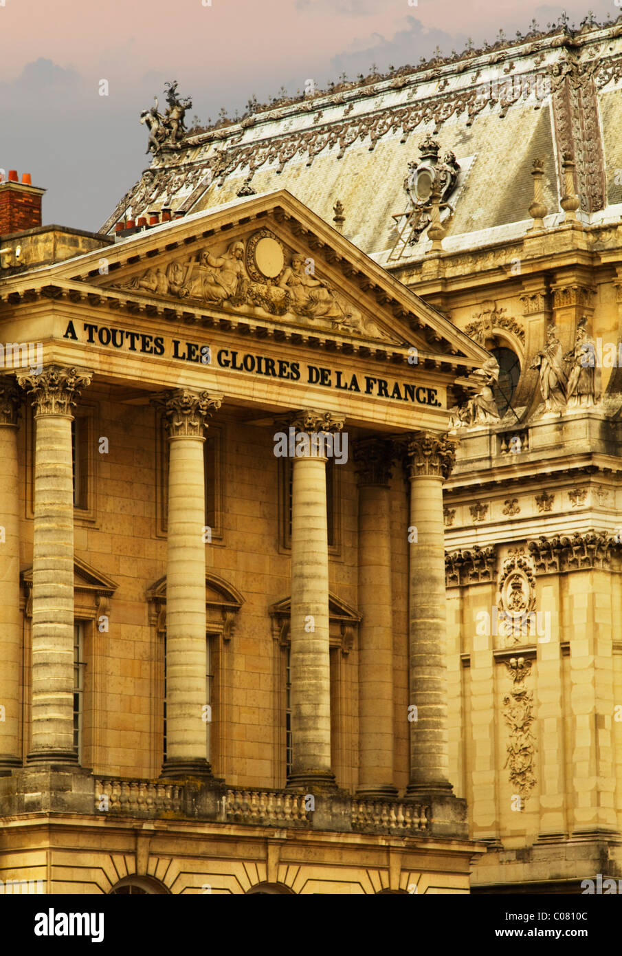 Basso angolo di visione di un palazzo, Chateau de Versailles, Versailles, Parigi, Francia Foto Stock