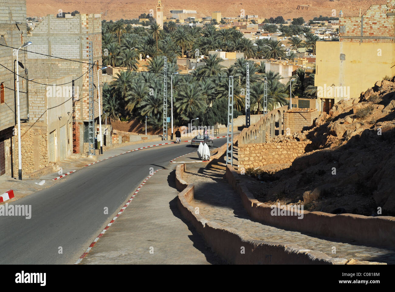 Algeria, Melika, ad alto angolo di visione del veicolo in movimento sulla strada dalle case in città Foto Stock