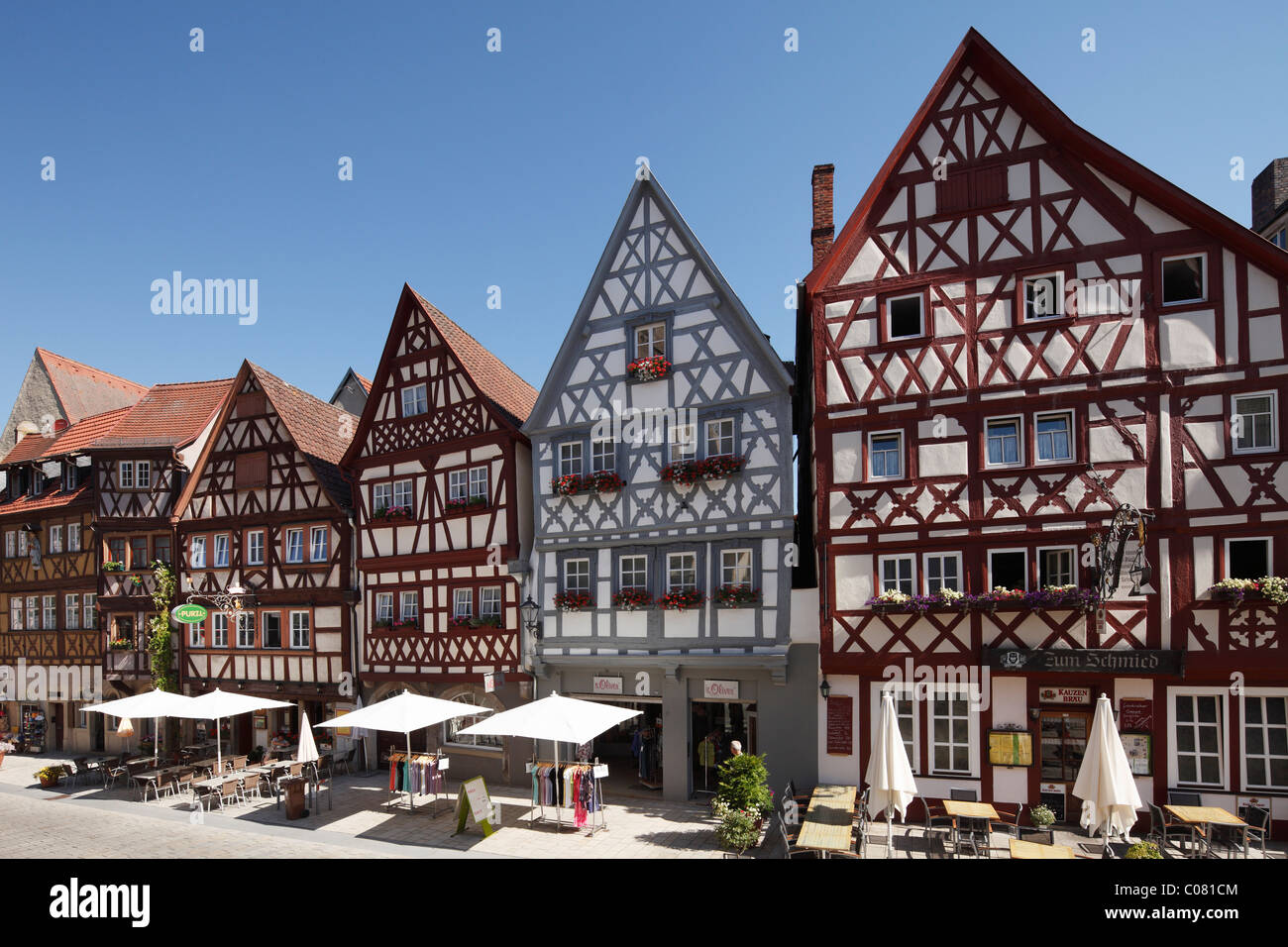 Semi-case con travi di legno sulla strada principale, Ochsenfurt, Mainfranken, bassa Franconia, Franconia, Baviera, Germania, Europa Foto Stock