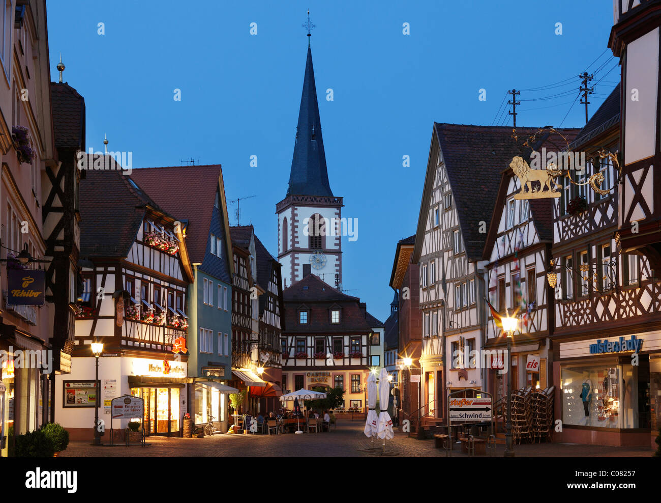 Strada principale con la chiesa di San Michele, Lohr am Main, Mainfranken, bassa Franconia, Franconia, Baviera, Germania, Europa Foto Stock