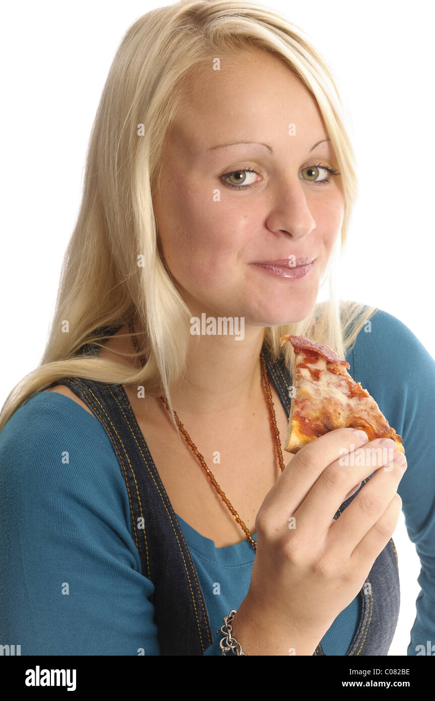 Donna di mangiare un trancio di pizza Foto Stock