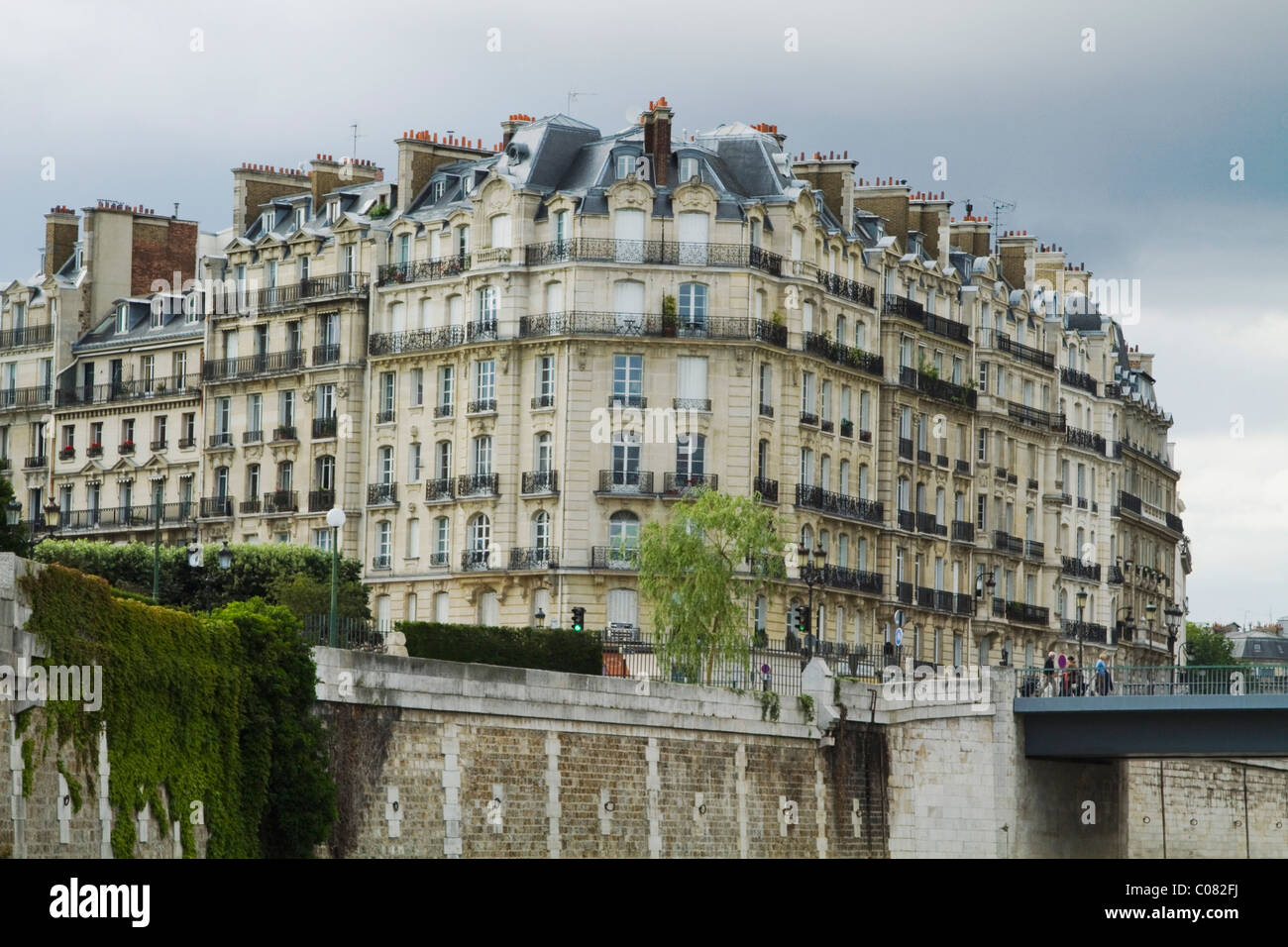 Basso angolo di visione di un edificio, Parigi, Francia Foto Stock