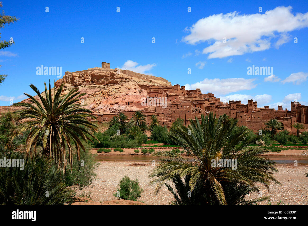 Ksar, un vecchio Berber adobe-villaggio di mattoni o kasbah, famoso set cinematografico, sito patrimonio mondiale dell'UNESCO al piede della Atlas Foto Stock