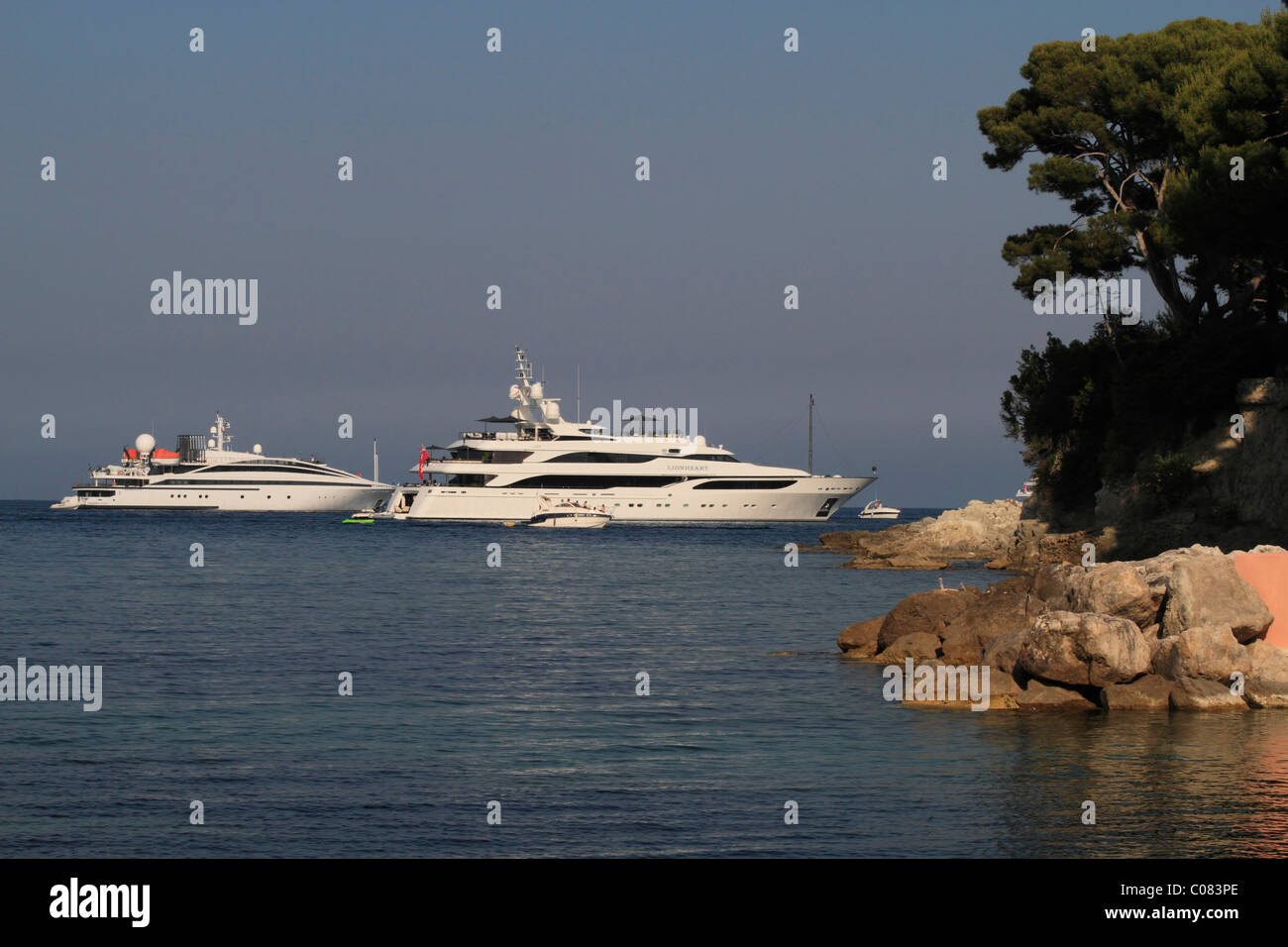 Yachts RM elegante e Cuor di Leone a Cap Ferrat, Saint Jean Cap Ferrat, Alpes Maritimes, Région Provence Alpes Côte d'Azur, in Francia Foto Stock