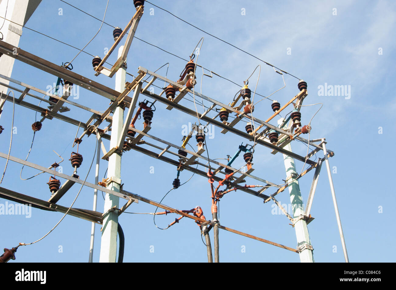 Basso angolo di visione di un traliccio di elettricità, Tirupati, Andhra Pradesh, India Foto Stock