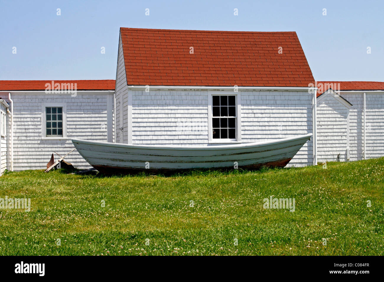 Guardiano della casa museo con dory, colonia di artisti, Monhegan Island, costa del Maine, New England, STATI UNITI D'AMERICA Foto Stock