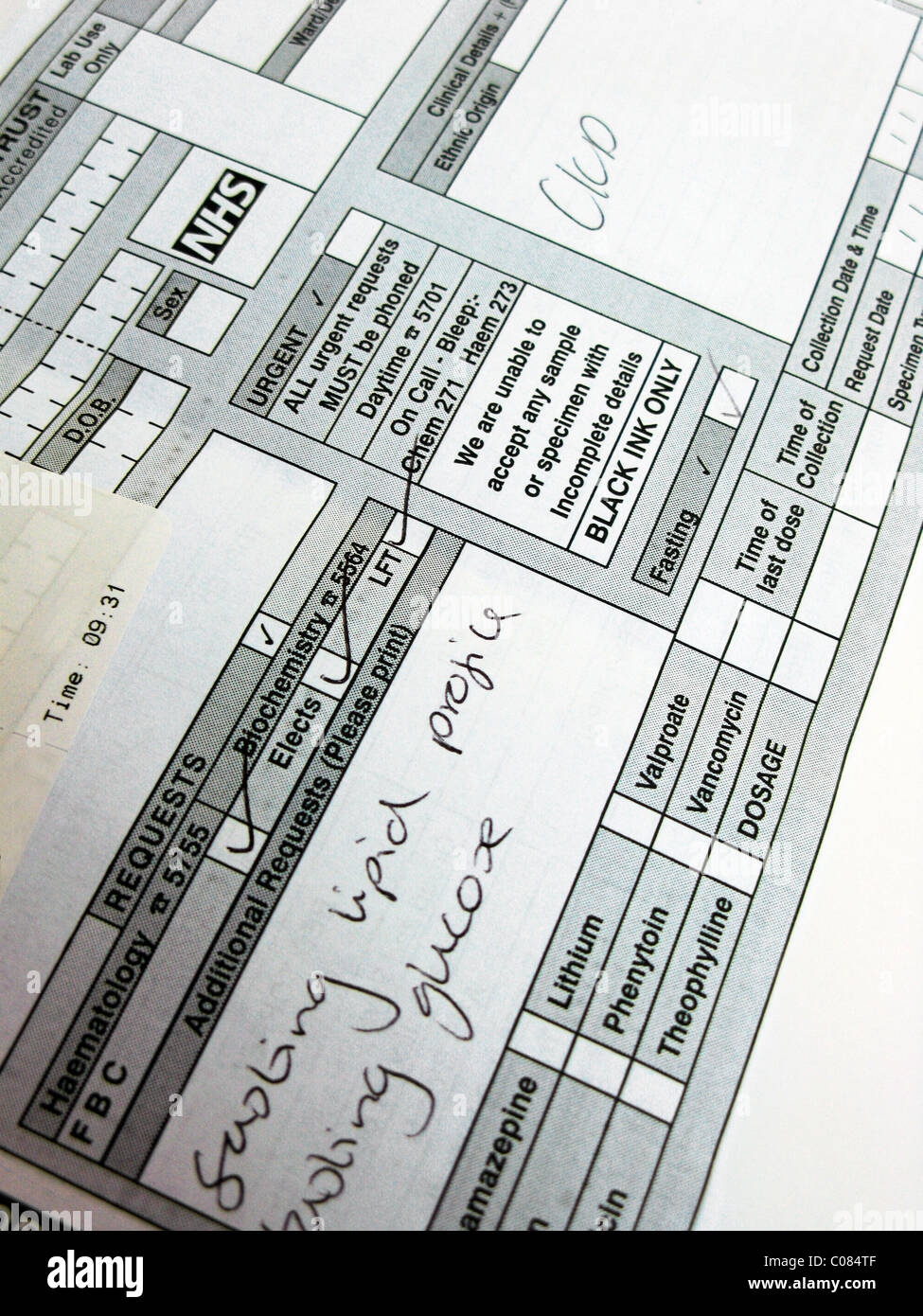 Sangue di prova le informazioni su un Ematologia e biochimica modulo di richiesta Foto Stock