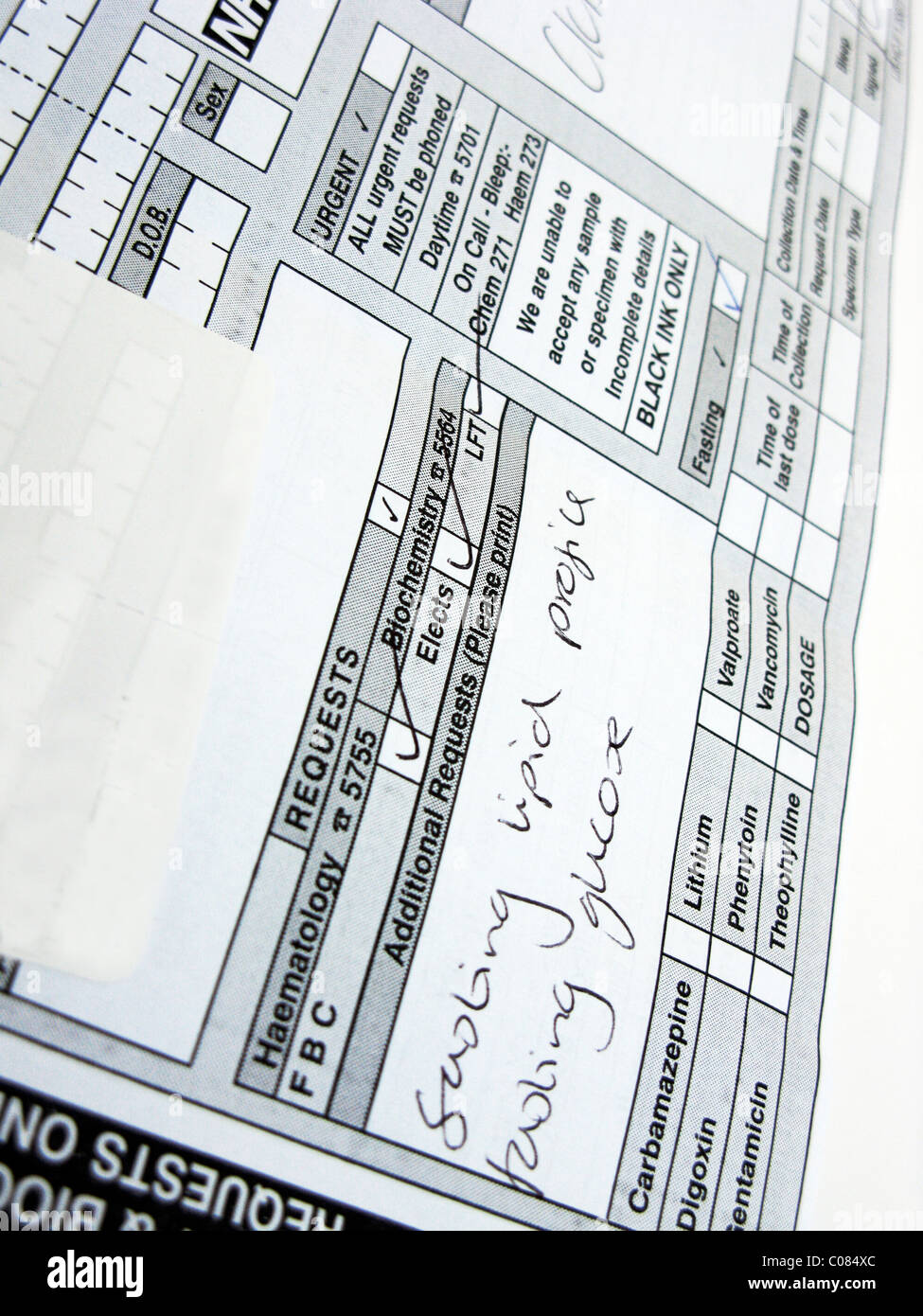 Sangue di prova le informazioni su un Ematologia e biochimica modulo di richiesta Foto Stock