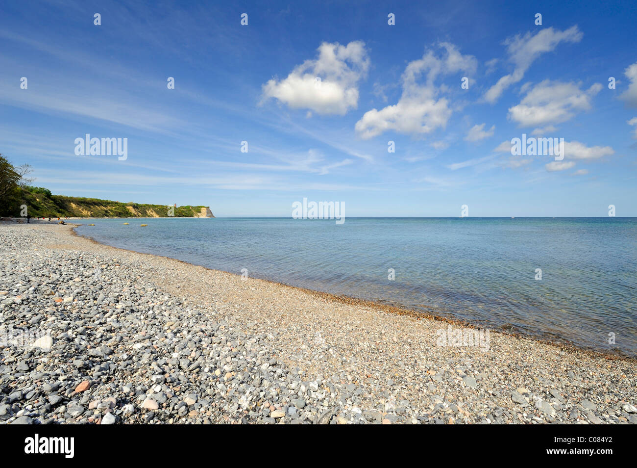 Spiaggia di ghiaia da pietre di selce, vicino al villaggio di pescatori Vitt con vedute di Cape Arkona, Ruegen Isola Foto Stock