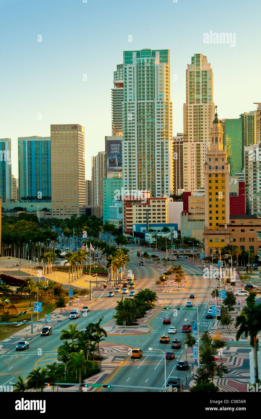 Biscayne Boulevard e lo skyline di Miami, Florida, Stati Uniti d'America Foto Stock