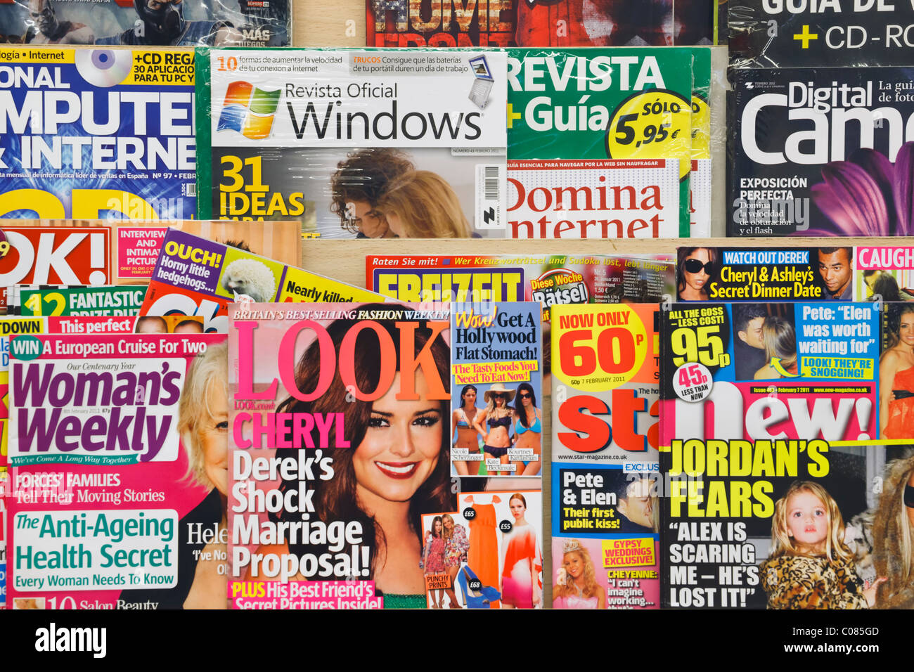 Inglese e Spagnolo riviste sul display in uno spagnolo giornalai shop Foto Stock