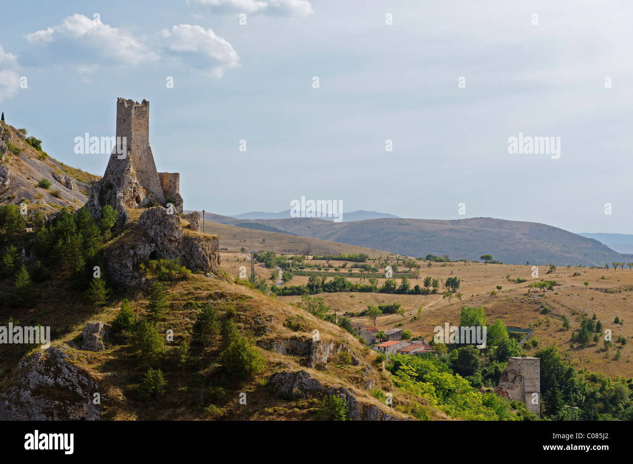 Torre medievale di Pescina, Valle del Giovenco, provincia di L'Aquila, Abruzzo Abruzzo, Italia, Europa Foto Stock