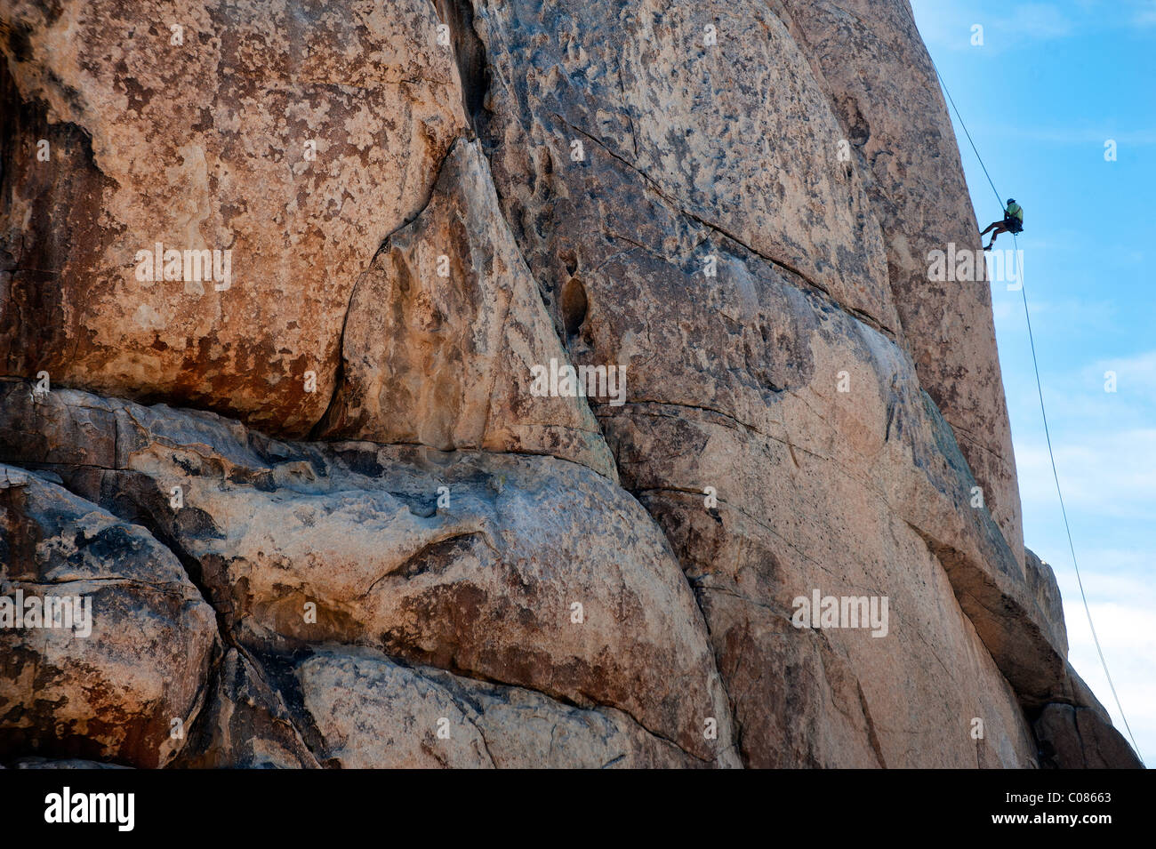 Un scalatore abseils verso il basso di una roccia a Joshua Tree National Park, California, Stati Uniti d'America. Foto Stock