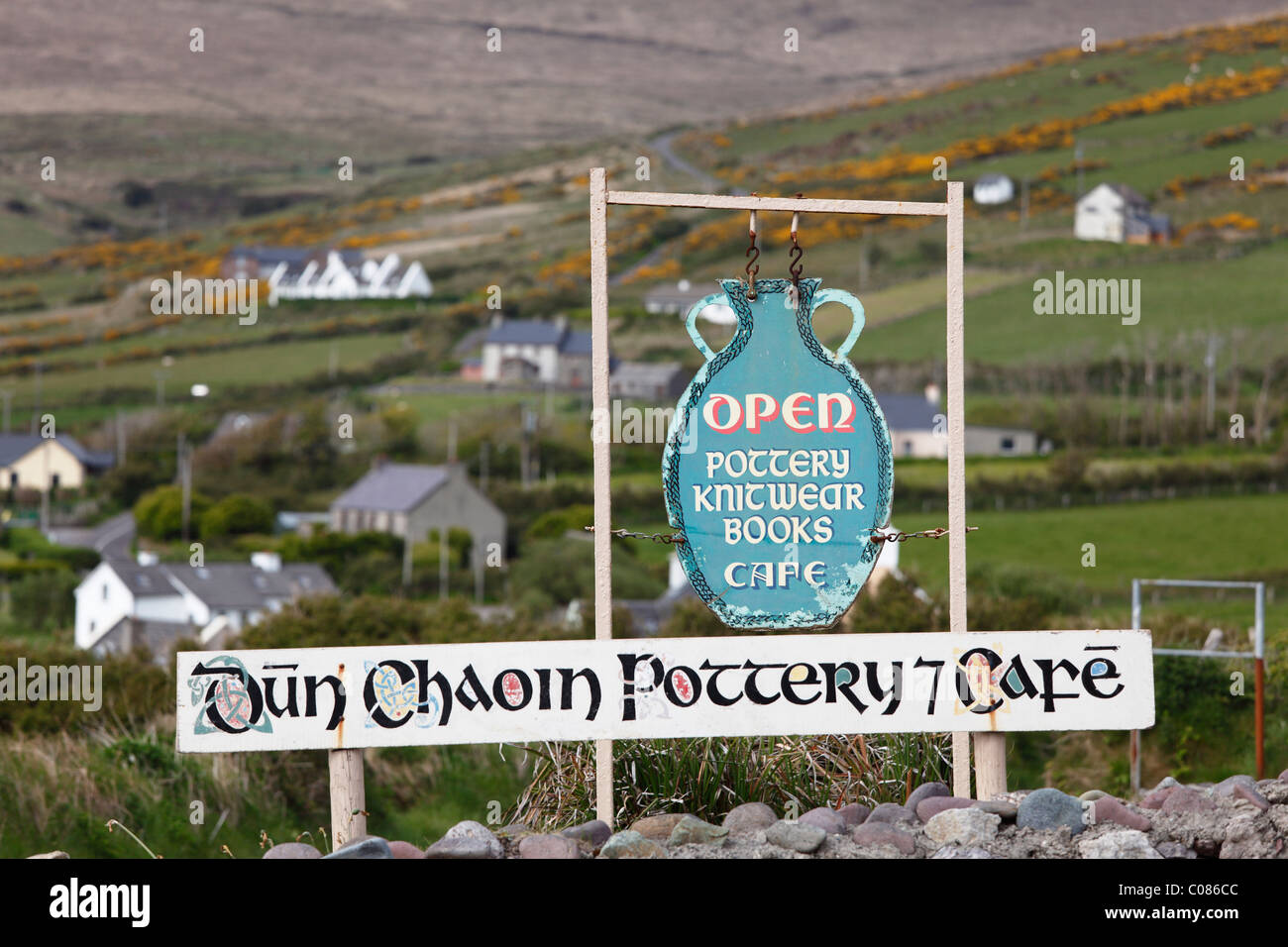 Ceramica e cafe, a Dunquin, penisola di Dingle, nella contea di Kerry, Irlanda Isole britanniche, Europa Foto Stock
