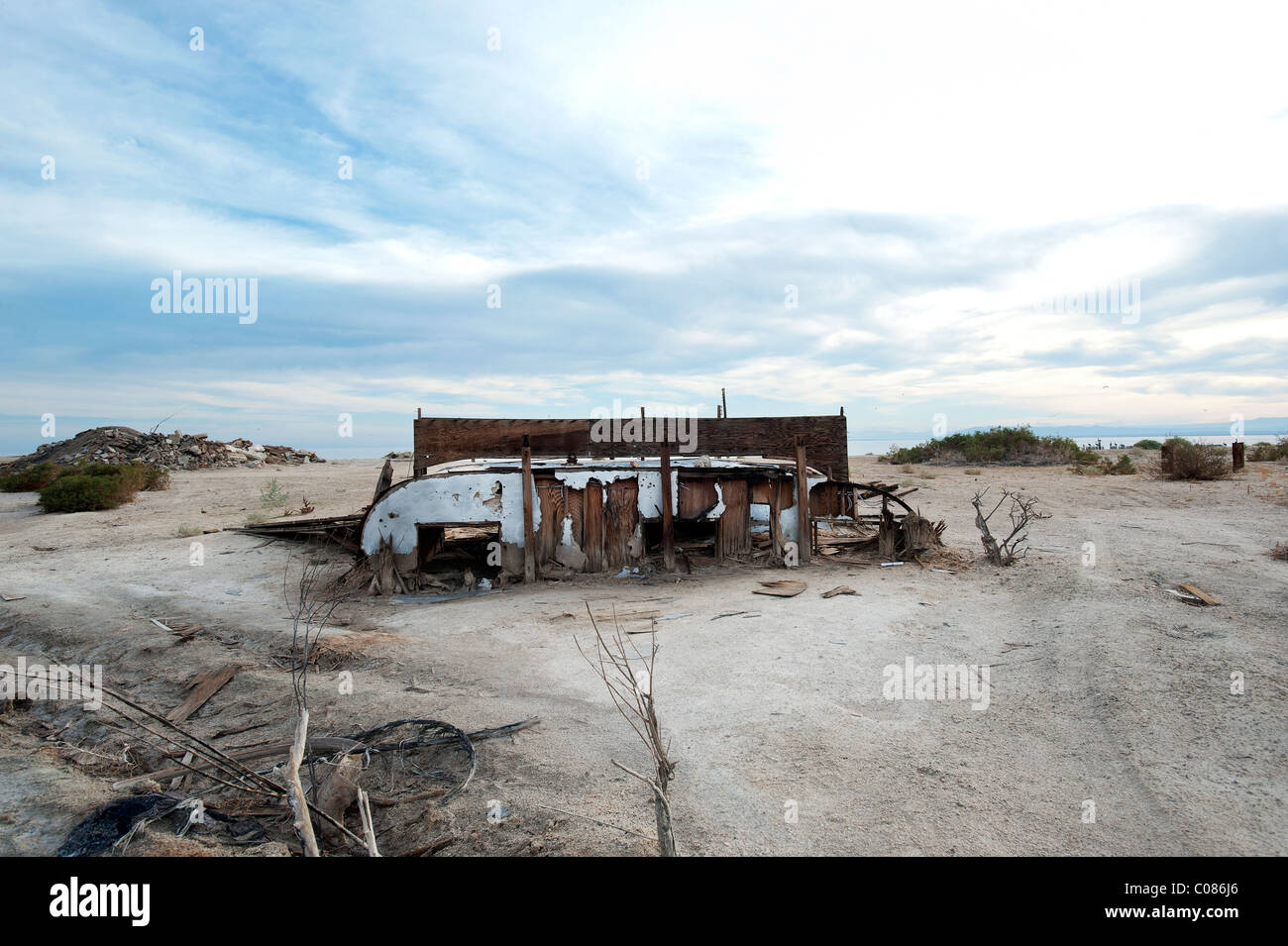 Resti di un rimorchio airstream a Bombay Beach sulla riva del Salton Sea, CALIFORNIA, STATI UNITI D'AMERICA Foto Stock